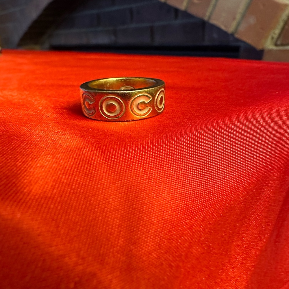 WOW POSHMARK - Authentic Chanel Golden Sparkle Supermodel CC Logo Ring - Picture 8 of 16